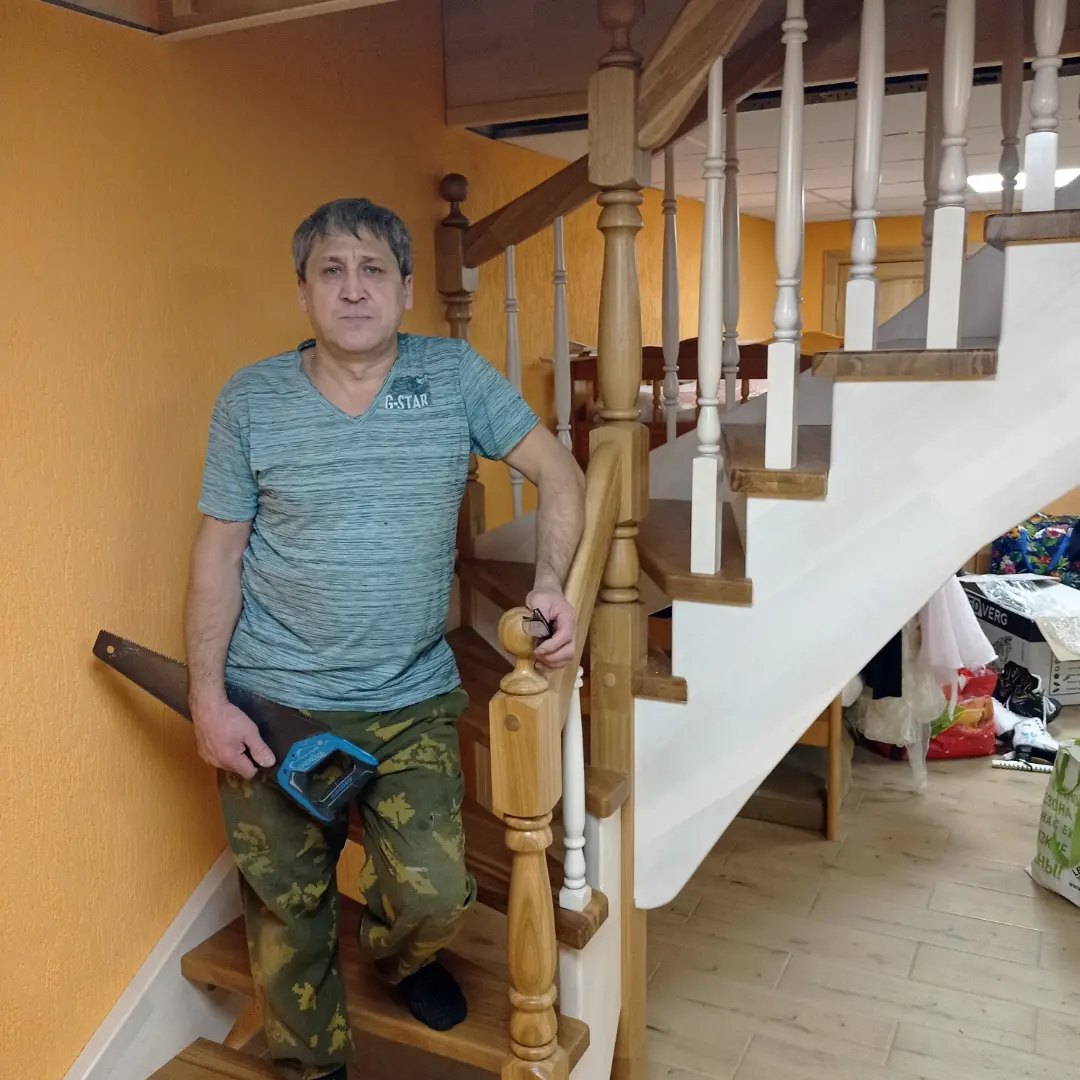 Лестница на металлокаркасе с деревянными ступенями